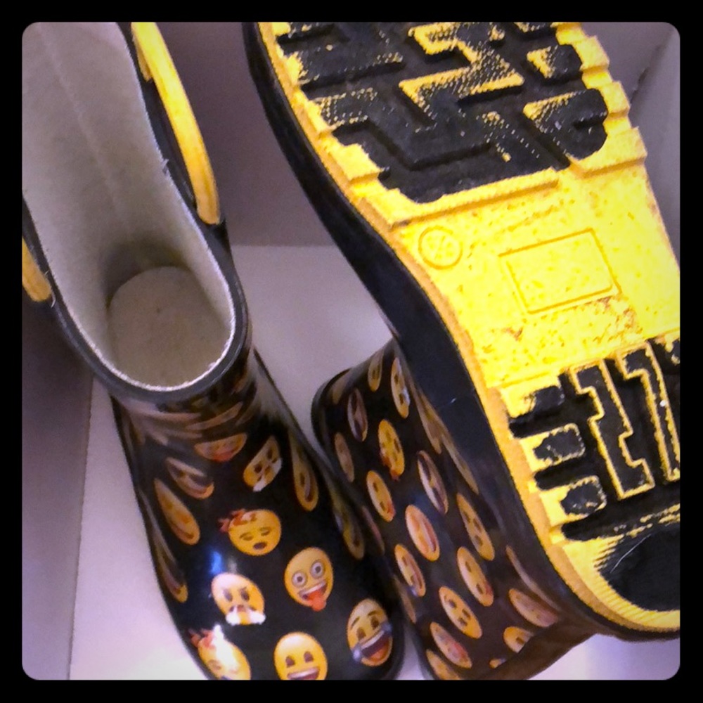 Emoji Rainboots 9/10